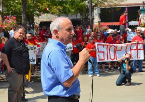 CWA President Larry Cohen addresses the TPP rally in Peavey Plaza.