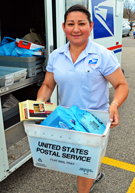 Claudia Espino, a member of St. Paul Letter Carriers Branch 28, dropped off food at the distribution site in Sun Ray Cub Foods’ parking lot. 